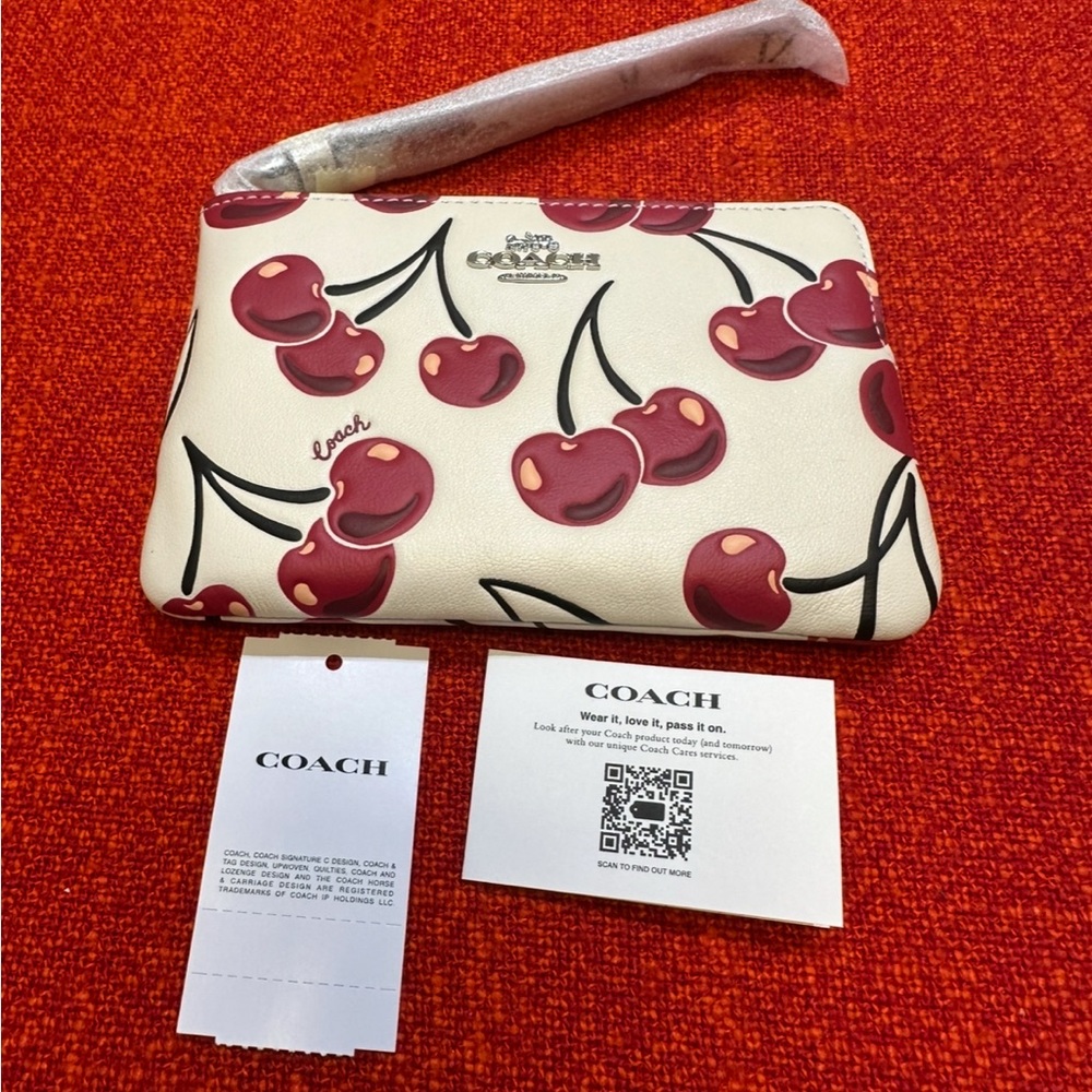 ❤️❤️❤️NEW Coach wristlet/wallet with cherry print /silvertone hardware ❤️❤️❤️ - Picture 2 of 10